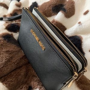 Double sided zipper wristlet